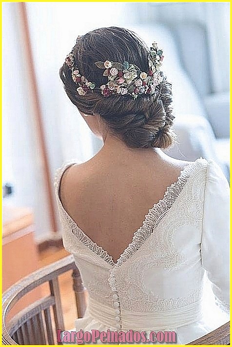 Consejos para peinados de novia que resalten el escote del vestido