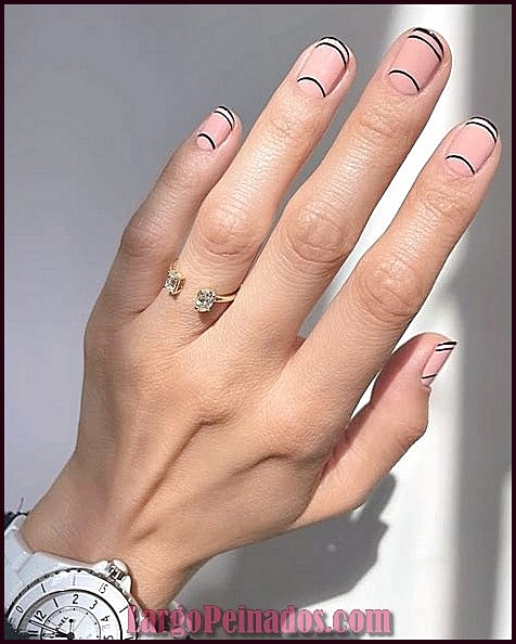 Diseños de uñas minimalistas para un look elegante