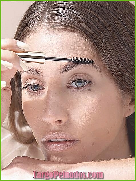 Maquillaje de cejas perfecto: técnicas y productos recomendados