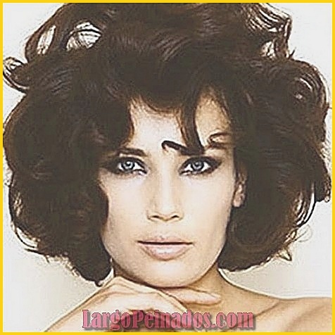 Peinados clásicos que las celebridades siguen llevando con estilo