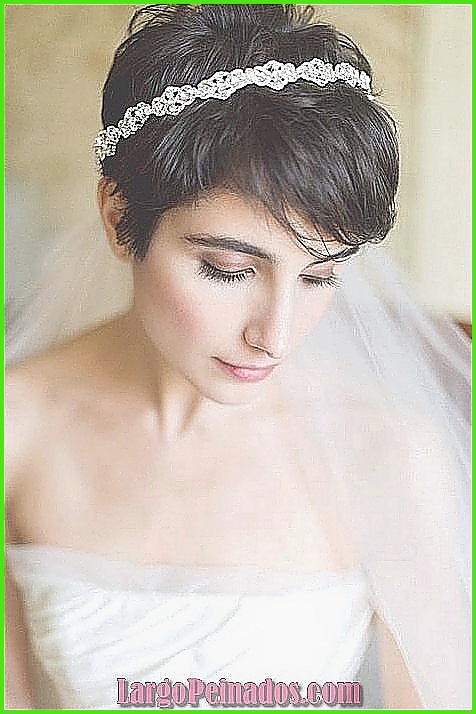 Peinados de novia para cabello corto con accesorios llamativos