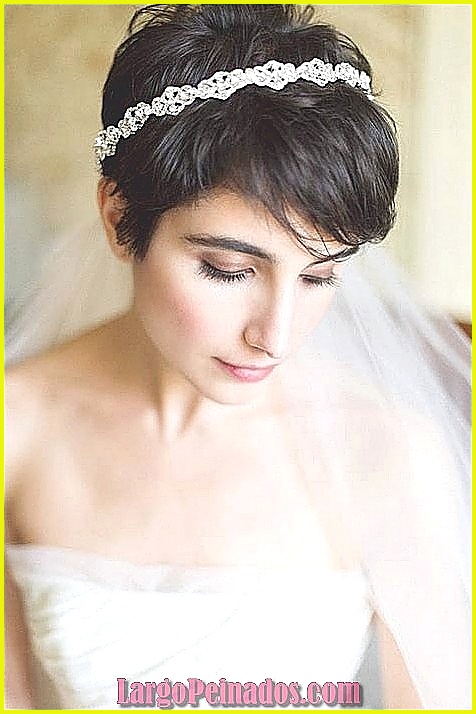 Peinados de novia para cabello corto con accesorios llamativos
