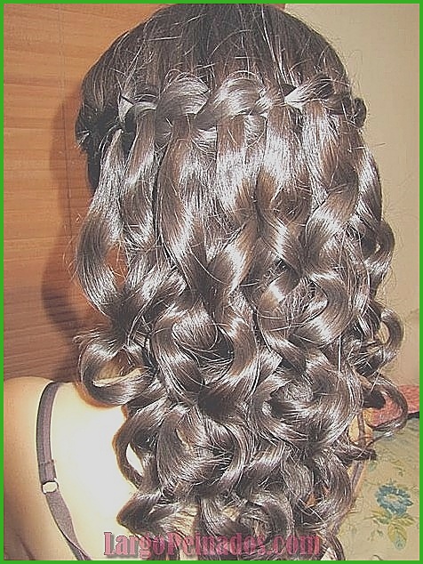 Peinados elegantes para eventos con cabello rizado