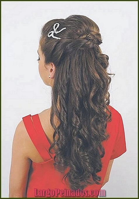 Peinados elegantes para eventos con cabello rizado