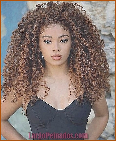 Peinados para cabello rizado: consejos para definir y controlar los rizos
